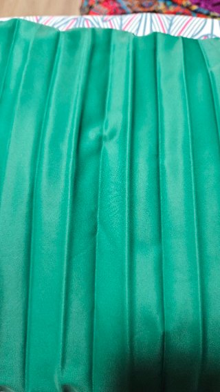 Vestido largo plisado negro y verde