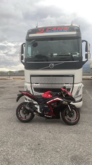 Suzuki GSXR600 K7 sportbike negra y roja