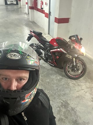 Suzuki GSXR600 K7 sportbike negra y roja