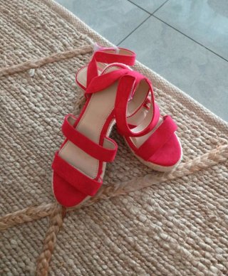 Sandalias rojas de cuña