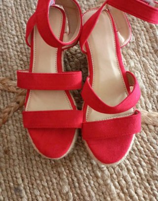 Sandalias rojas de cuña