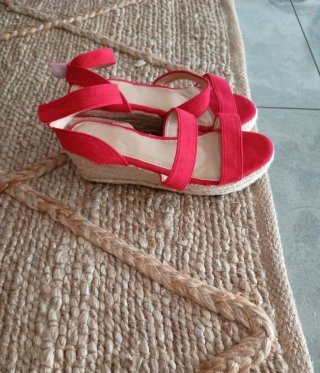 Sandalias rojas de cuña