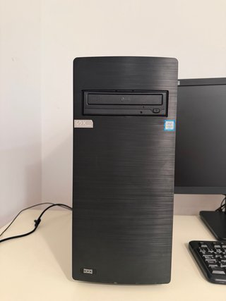 Torre MSI y Pantalla AOC Negra
