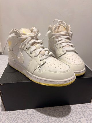 Nike Air Jordan 1 Mid Blanco y Amarillo