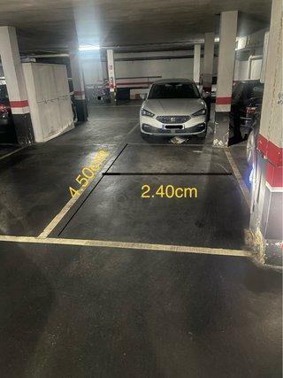 Parcela garaje con poste de recarga.