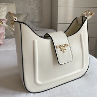 Bolso elegante blanco y dorado