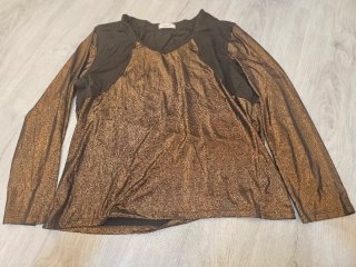 Camiseta A&T manga larga marrón y negra