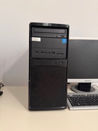 Ordenador MSI Negro con Pantalla Samsung