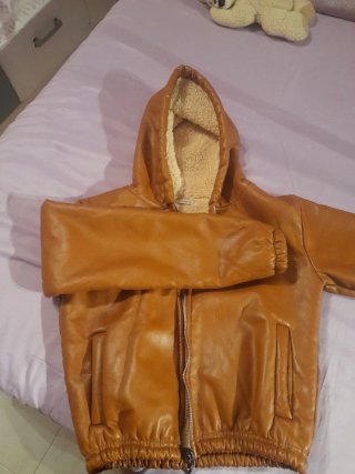 Chaqueta marrón con capucha