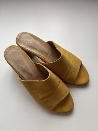 Sandalia Mule ante color mostaza-Talla 39