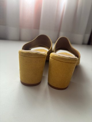 Sandalia Mule ante color mostaza-Talla 39