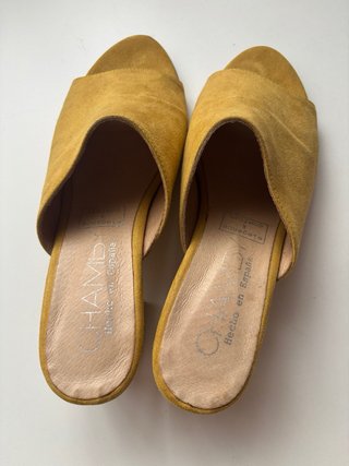 Sandalia Mule ante color mostaza-Talla 39