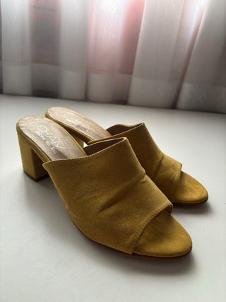 Sandalia Mule ante color mostaza-Talla 39