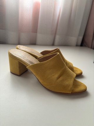 Sandalia Mule ante color mostaza-Talla 39