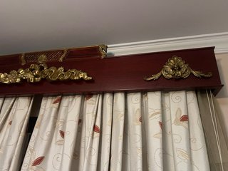 Galería de madera con detalles dorados
