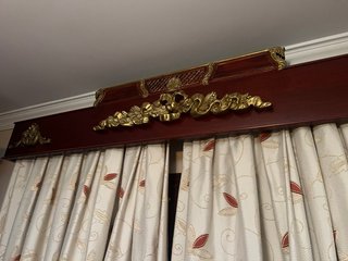 Galería de madera con detalles dorados