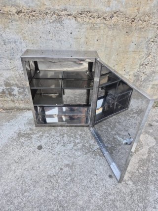 Armario de lavabo metálico con espejo y llave