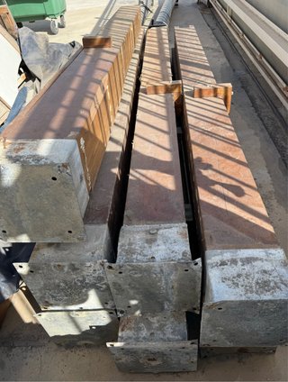 Postes de madera y metal para pérgola