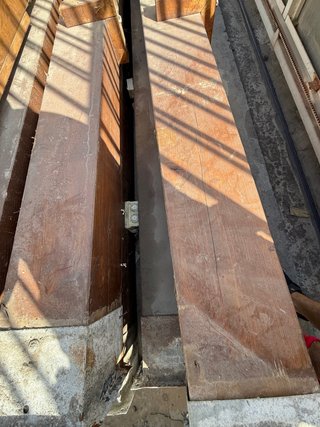 Postes de madera y metal para pérgola