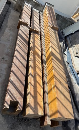 Postes de madera y metal para pérgola