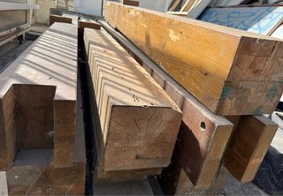 Postes de madera y metal para pérgola