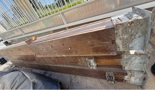 Postes de madera y metal para pérgola