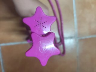 Comba rosa con estrellas y música