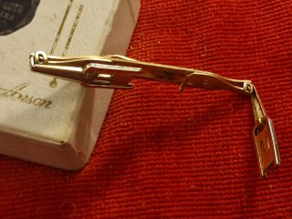 Fermacravatta Anson con lettere A e B