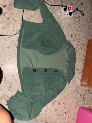 Chaqueta verde estilo camisero