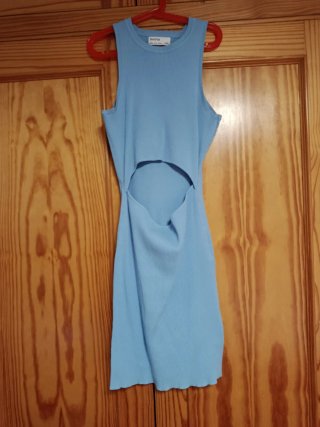Vestido azul ajustado con cut-out