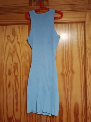 Vestido azul ajustado con cut-out