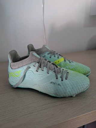 Botas de fútbol verde lima talla 34 Decathlon