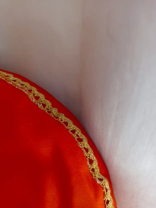 Cojín Corazón Rojo con Borde Dorado