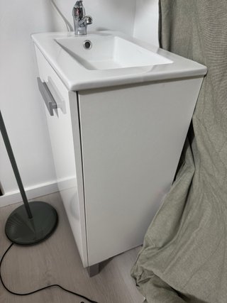 Mueble de baño con lavabo blanco