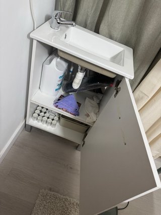 Mueble de baño con lavabo blanco