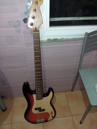 Bajo Eléctrico Squier Precision Bass