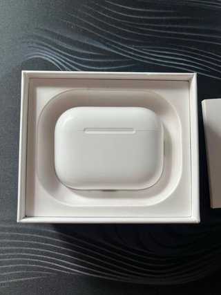 AirPods Pro 3 con custodia di ricarica