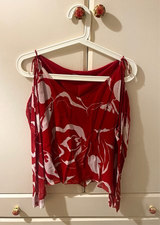 Top estampado flores rojo y blanco