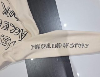 Sudadera con capucha color crema