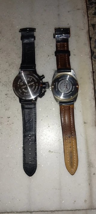 Relojes negros y amarillos