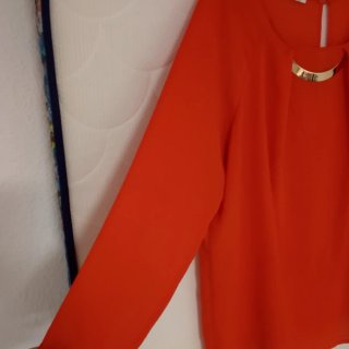 Blusa roja con detalle dorado