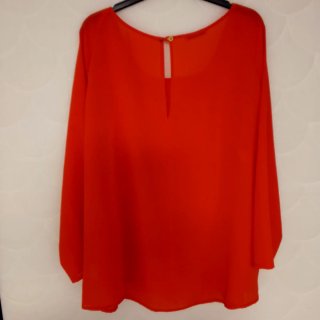 Blusa roja con detalle dorado