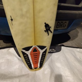 Tabla Surf con su funda Dakine