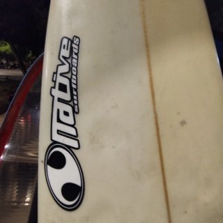 Tabla Surf con su funda Dakine