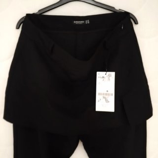 Pantalón negro acampanado