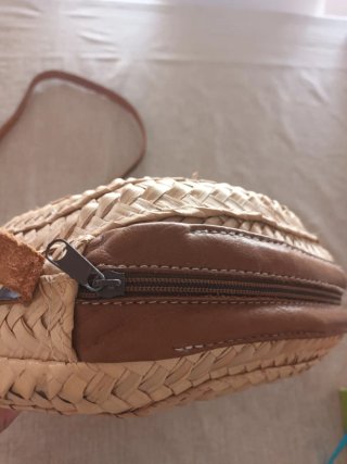 Bolso redondo de mimbre y cuero