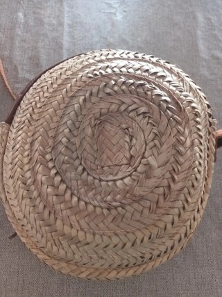 Bolso redondo de mimbre y cuero