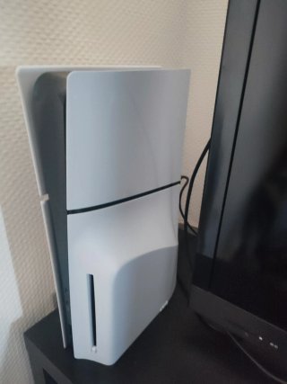 PS5 slim avec 2 manettes