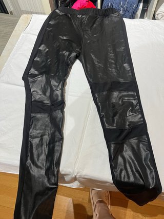 Pantalones negros efecto piel