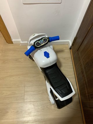 Moto correpasillos Molto Cross policía niños